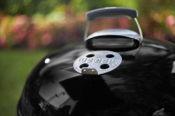 Weber Barbecue à Charbon Classic Kettle 47 cm - Barbecue à Couvercle, Thermomètre Intégré, Pieds et Roues - Barbecue d'Extérieur Autoportant avec Vasque en Porcelaine Émaillée - Noir (1231004) - Image 11