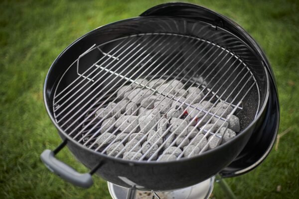 Weber Barbecue à Charbon Classic Kettle 47 cm - Barbecue à Couvercle, Thermomètre Intégré, Pieds et Roues - Barbecue d'Extérieur Autoportant avec Vasque en Porcelaine Émaillée - Noir (1231004) - Image 14